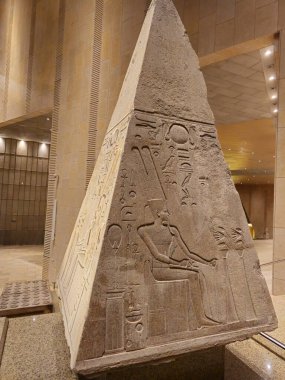 Giza, Mısır, 13 Nisan 2024: Büyük Mısır Müzesi 'nden piramit şekli, Giza Müzesi, Mısır' ın dünyaya hediyesi, dünyanın en büyük arkeoloji müzesi, Giza piramit kompleksi yakınlarında.