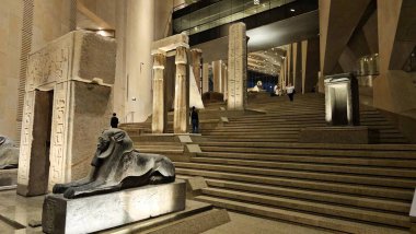 Giza, Mısır, 13 Nisan 2024: Büyük Mısır Müzesi 'nin içindeki anıtlar GEM, Giza Müzesi, Mısır' ın dünyaya hediyesi, dünyanın en büyük arkeoloji müzesi, Giza piramit kompleksi yakınlarında.