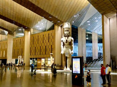 Giza, Mısır, 13 Nisan 2024: Büyük Mısır Müzesi 'nin içindeki anıtlar GEM, Giza Müzesi, Mısır' ın dünyaya hediyesi, dünyanın en büyük arkeoloji müzesi, Giza piramit kompleksi yakınlarında.