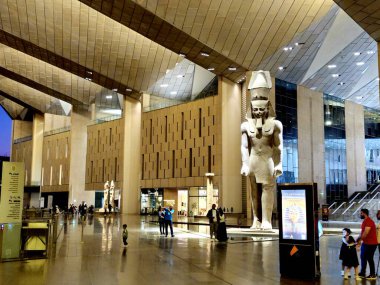 Giza, Mısır, 13 Nisan 2024: Büyük Mısır Müzesi 'nin ayrıntıları, Giza Müzesi, Mısır' ın dünyaya hediyesi, dünyanın en büyük arkeoloji müzesi, Giza piramit kompleksinden yaklaşık 2 kilometre uzakta.