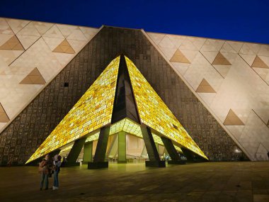 Giza, Mısır, 13 Nisan 2024: GEM 'in dış görünüşü Büyük Mısır Müzesi, Giza Müzesi, Mısır' ın dünyaya hediyesi, dünyanın en büyük arkeoloji müzesi, Giza piramit kompleksi yakınlarında.