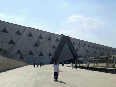 Giza, Mısır, 13 Nisan 2024: GEM 'in dış görünüşü Büyük Mısır Müzesi, Giza Müzesi, Mısır' ın dünyaya hediyesi, dünyanın en büyük arkeoloji müzesi, Giza piramit kompleksi yakınlarında.