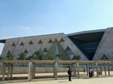 Giza, Mısır, 13 Nisan 2024: GEM 'in dış görünüşü Büyük Mısır Müzesi, Giza Müzesi, Mısır' ın dünyaya hediyesi, dünyanın en büyük arkeoloji müzesi, Giza piramit kompleksi yakınlarında.