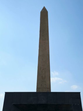 Giza, Mısır, 13 Nisan 2024: Büyük Mısır Müzesi 'nden gelen dikilitaş, Giza Müzesi, Mısır' ın dünyaya hediyesi, dünyanın en büyük arkeoloji müzesi, Giza piramit kompleksi yakınlarında.