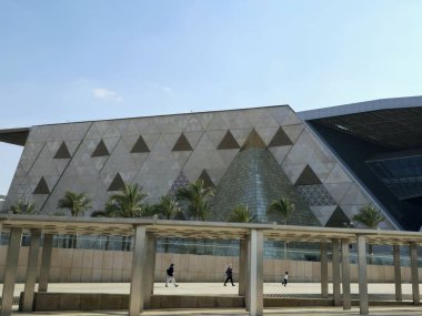 Giza, Mısır, 13 Nisan 2024: GEM 'in dış görünüşü Büyük Mısır Müzesi, Giza Müzesi, Mısır' ın dünyaya hediyesi, dünyanın en büyük arkeoloji müzesi, Giza piramit kompleksi yakınlarında.