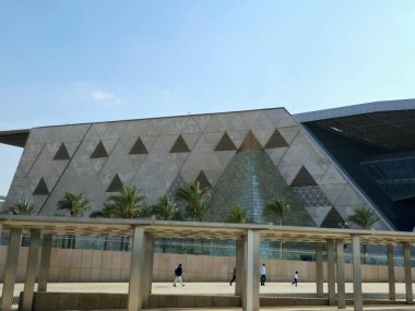 Giza, Mısır, 13 Nisan 2024: GEM 'in dış görünüşü Büyük Mısır Müzesi, Giza Müzesi, Mısır' ın dünyaya hediyesi, dünyanın en büyük arkeoloji müzesi, Giza piramit kompleksi yakınlarında.