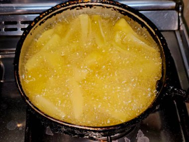 Patates kızartması, cips, parmak cipsi, patates kızartması, ya da patates kızartması, baget ya da Belçika ya da Fransa 'dan gelen tartışmalı kızarmış patates.