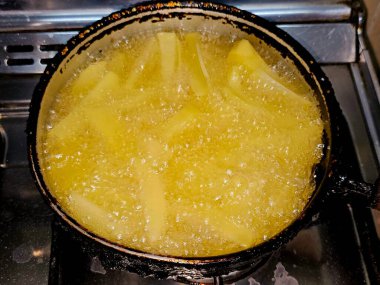 Patates kızartması, cips, parmak cipsi, patates kızartması, ya da patates kızartması, baget ya da Belçika ya da Fransa 'dan gelen tartışmalı kızarmış patates.