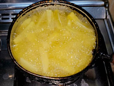 Patates kızartması, cips, parmak cipsi, patates kızartması, ya da patates kızartması, baget ya da Belçika ya da Fransa 'dan gelen tartışmalı kızarmış patates.