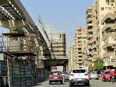 Kahire, Mısır, 24 Nisan 2024: Yapım aşamasında olan bir tek raylı istasyon alanı, iskeleler ve vinçlerle, Kahire tek raylı sistemi, şu anda yapım aşamasında olan iki hatlı tek hatlı hızlı ulaşım sistemidir.