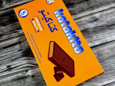 Kahire, Mısır, 30 Nisan 2024: Katakito doğal çikolatası gevrek gofretle dolu, El shaamadan çikolatası kaplı, kata kito krema ile dolu, seçici odaklı.