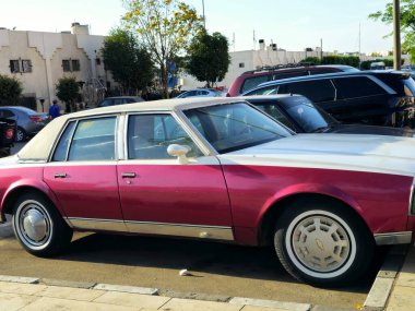 Kahire, Mısır, 16 Nisan 2024: eski bir klasik Chevrolet otomobili, Chevrolet veya Chevrolet, üretici General Motors 'un (GM) bir Amerikan otomobil bölümüdür.