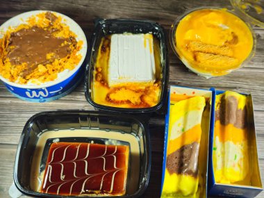 Kahire, Mısır, 16 Nisan 2024: B.Laban 'dan çeşitli tatlılar ve dondurmalar, sütlü sütlü pirinç pudingi, konafa, krem şanti, Casata dondurması, ashtota, ambaleh, brulee kreması, tres leche