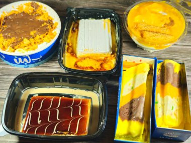 Kahire, Mısır, 16 Nisan 2024: B.Laban 'dan çeşitli tatlılar ve dondurmalar, sütlü sütlü pirinç pudingi, konafa, krem şanti, Casata dondurması, ashtota, ambaleh, brulee kreması, tres leche