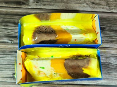 Kahire, Mısır, 16 Nisan 2024: B.Laban 'dan Mutlu Dünya' dan Casata, Yeni Zelanda tereyağlı Gelato tabakası, içinde krem şanti ve kavun, çikolata ve mango katmanları, dondurulmuş dondurma tatlı