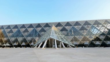 Giza, Mısır, 13 Nisan 2024: GEM 'in dış görünüşü Büyük Mısır Müzesi, Yeni Giza Müzesi, Mısır' ın dünyaya hediyesi, dünyanın en büyük arkeoloji müzesi, Giza piramit kompleksi yakınlarında.