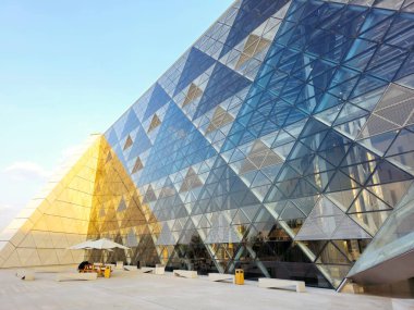 Giza, Mısır, 13 Nisan 2024: GEM 'in dış görünüşü Büyük Mısır Müzesi, Yeni Giza Müzesi, Mısır' ın dünyaya hediyesi, dünyanın en büyük arkeoloji müzesi, Giza piramit kompleksi yakınlarında.