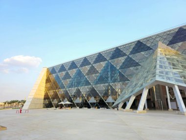 Giza, Mısır, 13 Nisan 2024: GEM 'in dış görünüşü Büyük Mısır Müzesi, Yeni Giza Müzesi, Mısır' ın dünyaya hediyesi, dünyanın en büyük arkeoloji müzesi, Giza piramit kompleksi yakınlarında.