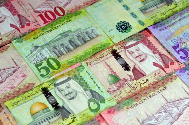 Suudi Arabistan 'ın geçmişi farklı değerlere sahip banknotlar, Kral Salman Bin AbdulAziz Al Saud döneminin 100, 50, 10 ve 5 riyalleri, Suudi para döviz kuru ve ekonomi durumu, bir yığın ayin