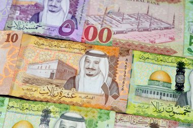 Suudi Arabistan 'ın geçmişi farklı değerlere sahip banknotlar, Kral Salman Bin AbdulAziz Al Saud döneminin 100, 50, 10 ve 5 riyalleri, Suudi para döviz kuru ve ekonomi durumu, bir yığın ayin