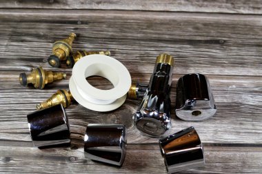 Evdeki tesisat ve bakım konsepti, musluk gövdesi parçaları, musluk ve musluk değiştirme ev sorunları, eski parçaları yenileriyle değiştirmek, ev servisi bakım konsepti