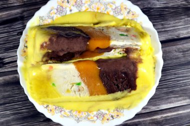 Yeni Zelanda tereyağlı dondurma tabakası, içinde krem şanti, ve kavun katmanları, çikolata ve mango, dondurulmuş dondurma tatlısı karışık çikolatalı, vanilyalı, mangolu ve kavunlu