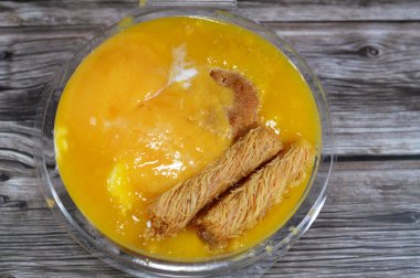 Tatlı karışımı pirinç pudingi, sütlü krema qishta, basbousa, konafa, dondurma, krema, mango suyu, parça, süt ve şeker, bal şekerli şurubu, tatlı yüksek kalorili bomba tatlı karışımı