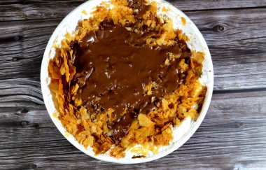 Mısır 'daki tatlı Koshary tarifinin üstüne sütlü puding, krem şanti, kızarmış Konafa ve filo ile birlikte diğer tatlar ve dolgulardan yapılmış çikolata ezmesi sosu.