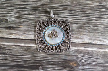 Arap metninin (Allah, Allah) değerli taşlar, döviz kuru pazarlama ve değeri, ticaret, gümüş konsept fiyatı, bir yatırım, değer deposu olan gümüş değerli bir metal parçasına çevirisi