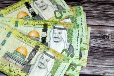 50 Suudi riyalinin banknotunda Kudüs 'teki kayanın kubbesi ve Kudüs' teki Salman Bin AbdelAziz Al Saud ve Suudi Arabistan Camii 'nin portresi yer alıyor.