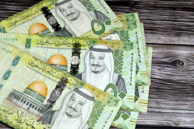 50 Suudi riyalinin banknotunda Kudüs 'teki kayanın kubbesi ve Kudüs' teki Salman Bin AbdelAziz Al Saud ve Suudi Arabistan Camii 'nin portresi yer alıyor.