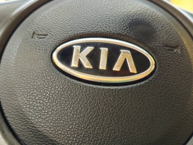 Kahire, Mısır, Mayıs 12024: KIA işareti, eskiden Kyungsung Precision Industry olarak bilinen KIA şirketi, Cerato 2011 'in direksiyon simidi üzerinde, Güney Koreli çok uluslu otomobil üreticisi.