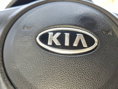 Kahire, Mısır, Mayıs 12024: KIA işareti, eskiden Kyungsung Precision Industry olarak bilinen KIA şirketi, Cerato 2011 'in direksiyon simidi üzerinde, Güney Koreli çok uluslu otomobil üreticisi.