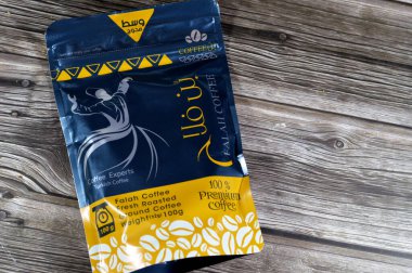 Kahire, Mısır, 16 Nisan 2024: Falah Kahve taze kavrulmuş kahve, kahve bitkisi ve kahve kaynağı. Kakule genellikle öğütülmüş kahveye eklenir.