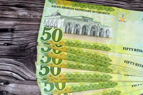 50 Suudi riyalinin banknotunda Kudüs 'teki kayanın kubbesi ve Kudüs' teki Salman Bin AbdelAziz Al Saud ve Suudi Arabistan Camii 'nin portresi yer alıyor.