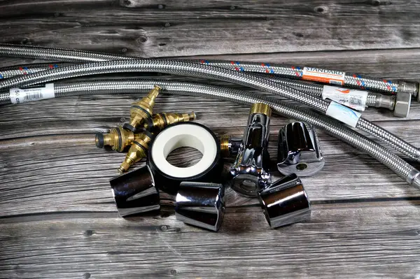 Kahire, Mısır, 16 Nisan 2024: su borusu boru hattı, tek örgülü esnek su hortumu, değiştirme ve bakım tesisat konsepti ve ev hizmetleri, musluk gövdesi kartuş parçaları, değişen musluk