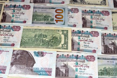 Mısır para banknotları 100 EGP LE 100 Pound banknot ve Amerikan dolar nakit, Mısır ve Amerika Birleşik Devletleri döviz kuru, enflasyon ve ekonomi konsepti