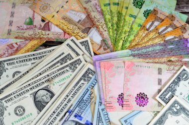Amerikan dolar banknotları, Suudi Arabistan para banknotları farklı değerlerin 100, 50, 10 ve 5 riyalleri Kral Salman Bin AbdulAziz Al Suud çağı, Suudi para döviz kuru ve ekonomi durumu