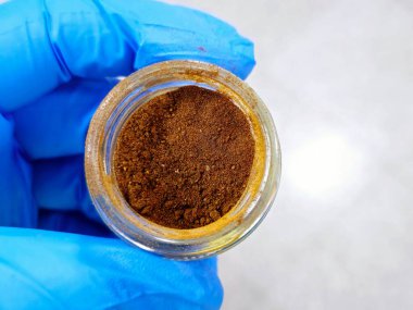 Propolis veya arı yapıştırıcısı, bal arılarının salya ve balmumu ile ağaç tomurcuklarından toplanan sıvıyı karıştırarak ürettiği reçineli bir karışım, Propolis geleneksel tıp ve müzik aletlerinde kullanılır.