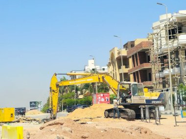 Kahire, Mısır, 15 Mayıs 2024: Bir inşaat alanında Komatsu kazıcı traktörü, çok amaçlı bir kazıcı, Komatsu, çok uluslu bir Japon şirketi, dizel motorlar üreten