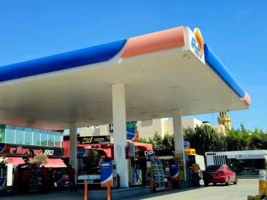 Kahire, Mısır, 15 Mayıs 2024: OLA Enerji doğalgaz ve petrol istasyonu daha önce Oilibya 'da mavi bulutlu bir gökyüzü, OLA enerji grubunun bir benzin istasyonu ve içinde bir kafe, restoran ve bir pazar vardı.