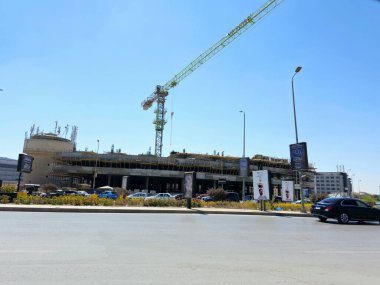 Kahire, Mısır, 15 Mayıs 2024: İnşaat iskelesi, Mısır gayrimenkul projeleri konsepti, vinç kulesi altında inşa edilen yeni bir inşaat alanı