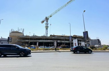 Kahire, Mısır, 15 Mayıs 2024: İnşaat iskelesi, Mısır gayrimenkul projeleri konsepti, vinç kulesi altında inşa edilen yeni bir inşaat alanı