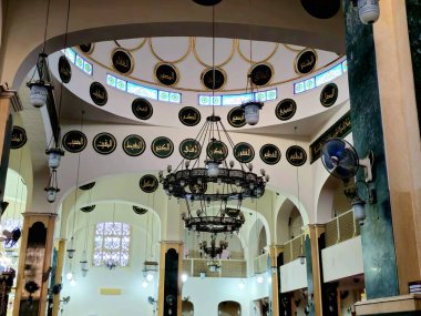 Kahire, Mısır, 16 Mayıs 2024: Kahire 'deki büyük bir caminin iç ve ayrıntıları, günün İslami beş ibadeti için yeni bir cami, Müslümanlara ibadet ve ibadet yeri