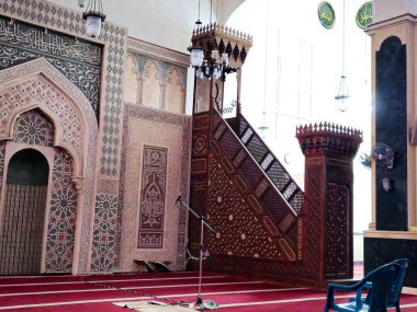 Kahire, Mısır, 16 Mayıs 2024: Bir cami Mihrab, kıbleyi gösteren bir cami, Müslümanların namaz kılarken Mekke 'deki Kabe' nin yönünü gösteren bir mescit,