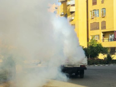 Kahire, Mısır, 16 Mayıs 2024: Bir aracın üzerindeki paslanmaz çelik sivrisinek sis makinesi, sis yaratan herhangi bir cihaz, tipik olarak böcekleri ve diğer eklembacaklıları öldürmek için böcek ilacı içerir.