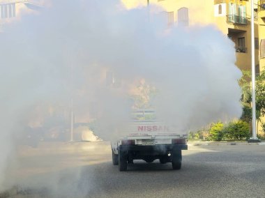 Kahire, Mısır, 16 Mayıs 2024: Bir aracın üzerindeki paslanmaz çelik sivrisinek sis makinesi, sis yaratan herhangi bir cihaz, tipik olarak böcekleri ve diğer eklembacaklıları öldürmek için böcek ilacı içerir.