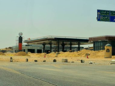Giza, Mısır, 17 Mayıs 2024: inşaat halindeki bir yakıt ve petrol istasyonu, Giza 'daki çevre yolunda işlenen beton kolonlara sahip bir benzin istasyonu, yapım aşamasındaki benzin istasyonu