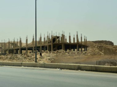 Giza, Mısır, 17 Mayıs 2024: Beton yapısı, Mısır gayrimenkul projeleri konsepti, inşaat sahasında yeni gelişim binaları bulunan yeni bir sanayi binasının şantiyesi