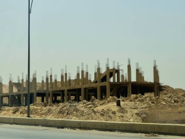 Giza, Mısır, 17 Mayıs 2024: Beton yapısı, Mısır gayrimenkul projeleri konsepti, inşaat sahasında yeni gelişim binaları bulunan yeni bir sanayi binasının şantiyesi